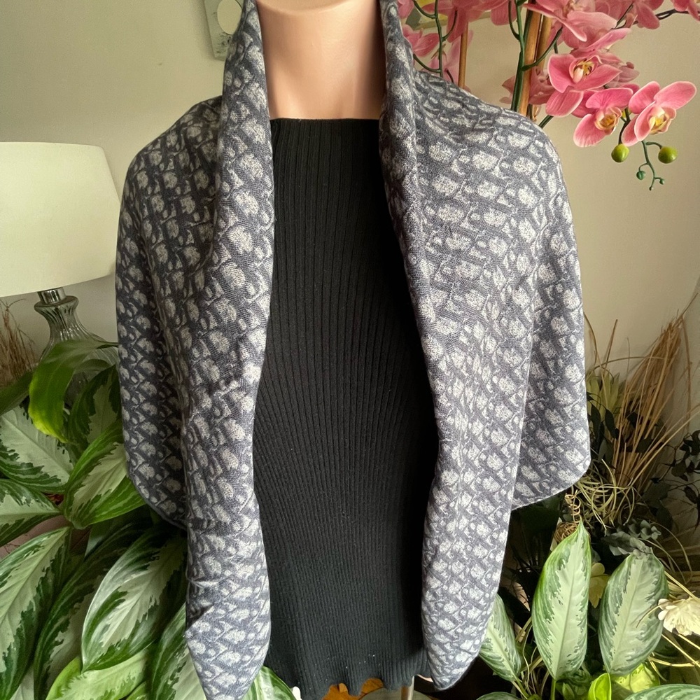 Dior Cashmere shawl Scarf. - Picture 7 of 16